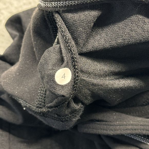 Lululemon Top Womens 4 Black Racerback Tank Built in Bra Yoga Activewear Gymwear - Picture 4 of 12